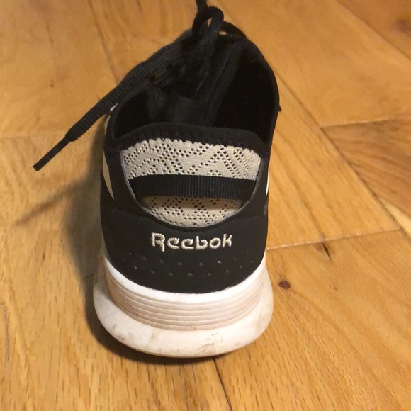 Reebok size 9,5 shoes - Picture 4 of 10